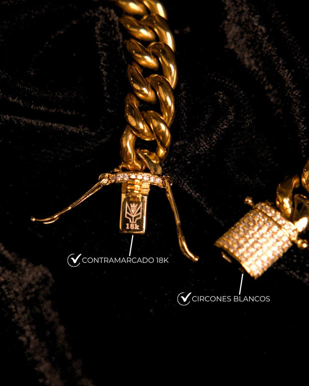 Cierre abierto de la cadena mostrando el contramarcado 18K y las circonias blancas