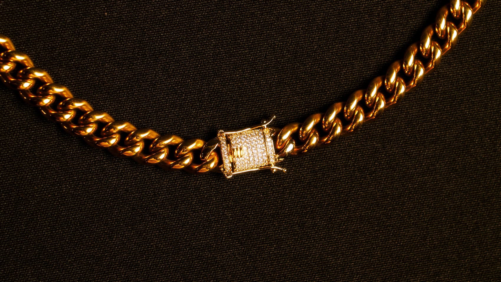 Cadena cubana de 10 mm en acero 316L con enchape de oro 18K, con su cierre de caja con circonias