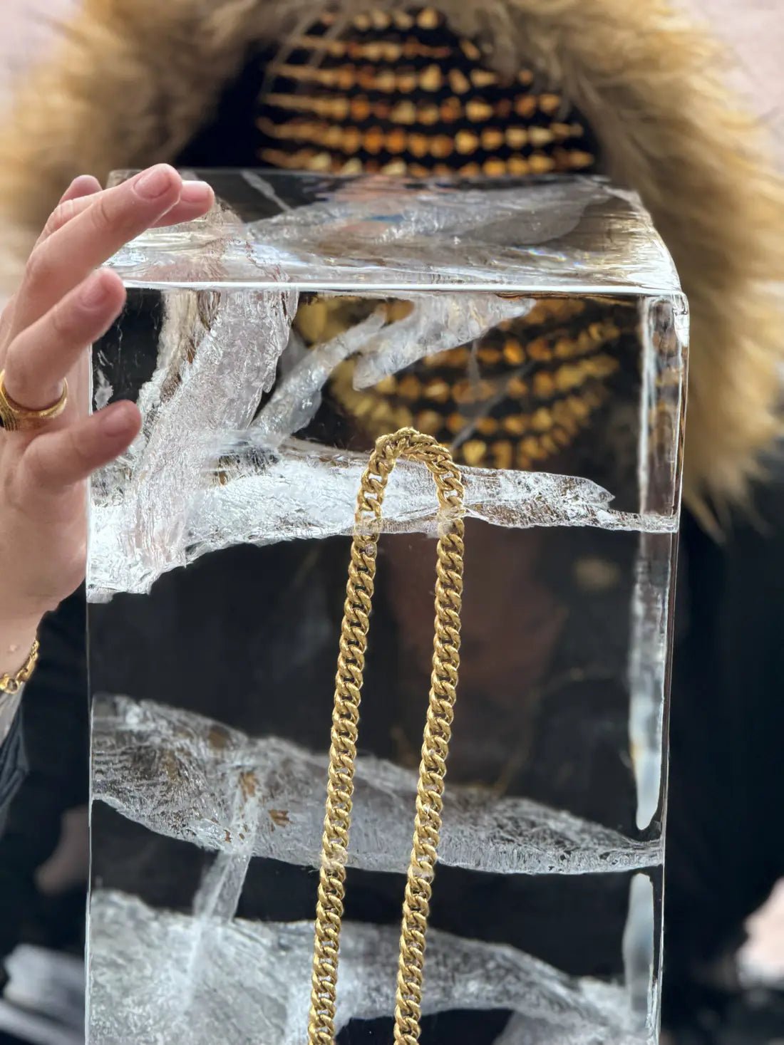 La cadena cubana dentro de un bloque de hielo, sostenido en la mano
